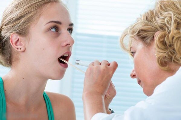 Bác sĩ kiểm tra khoang miệng để tìm sự hiện diện của u nhú